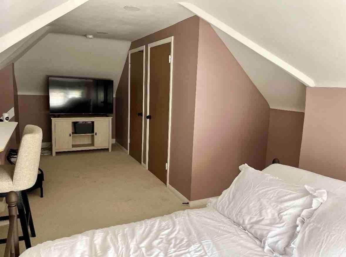Elevated Entertainment Sleep Suite Кливланд Екстериор снимка