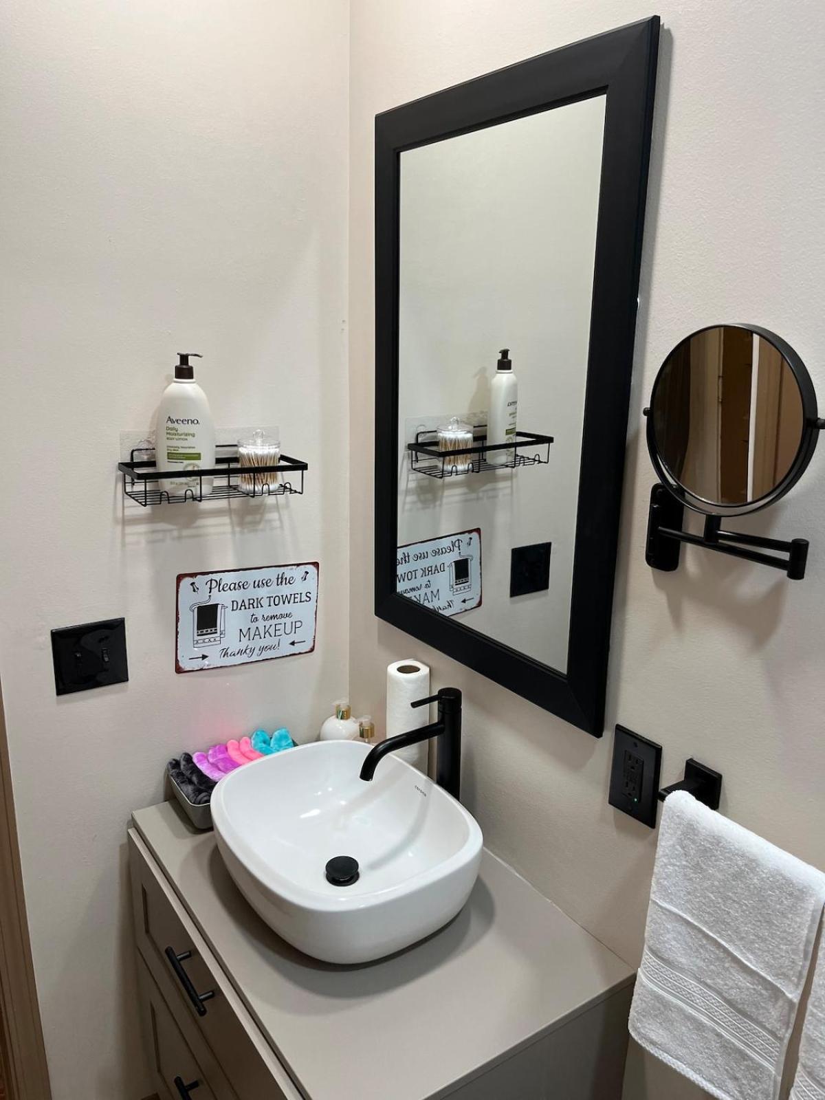 Elevated Entertainment Sleep Suite Кливланд Екстериор снимка